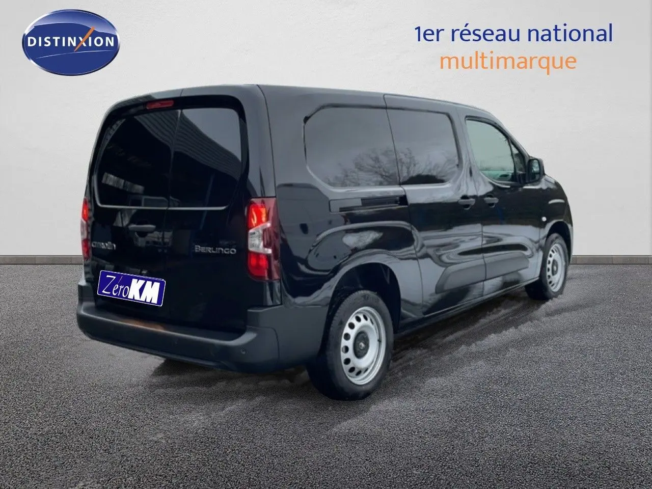 Vue 3/4 arrière droite du Citroën Berlingo Van XL noir Perla Metal avec vitres arrière opaques et jantes acier.