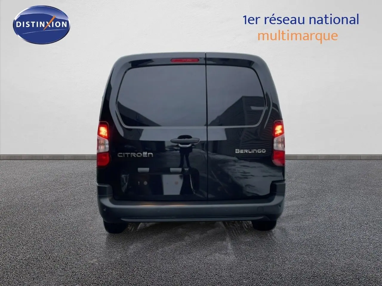 Vue arrière d’un Citroën Berlingo Van XL noir Perla Metal avec feux allumés sur fond neutre.