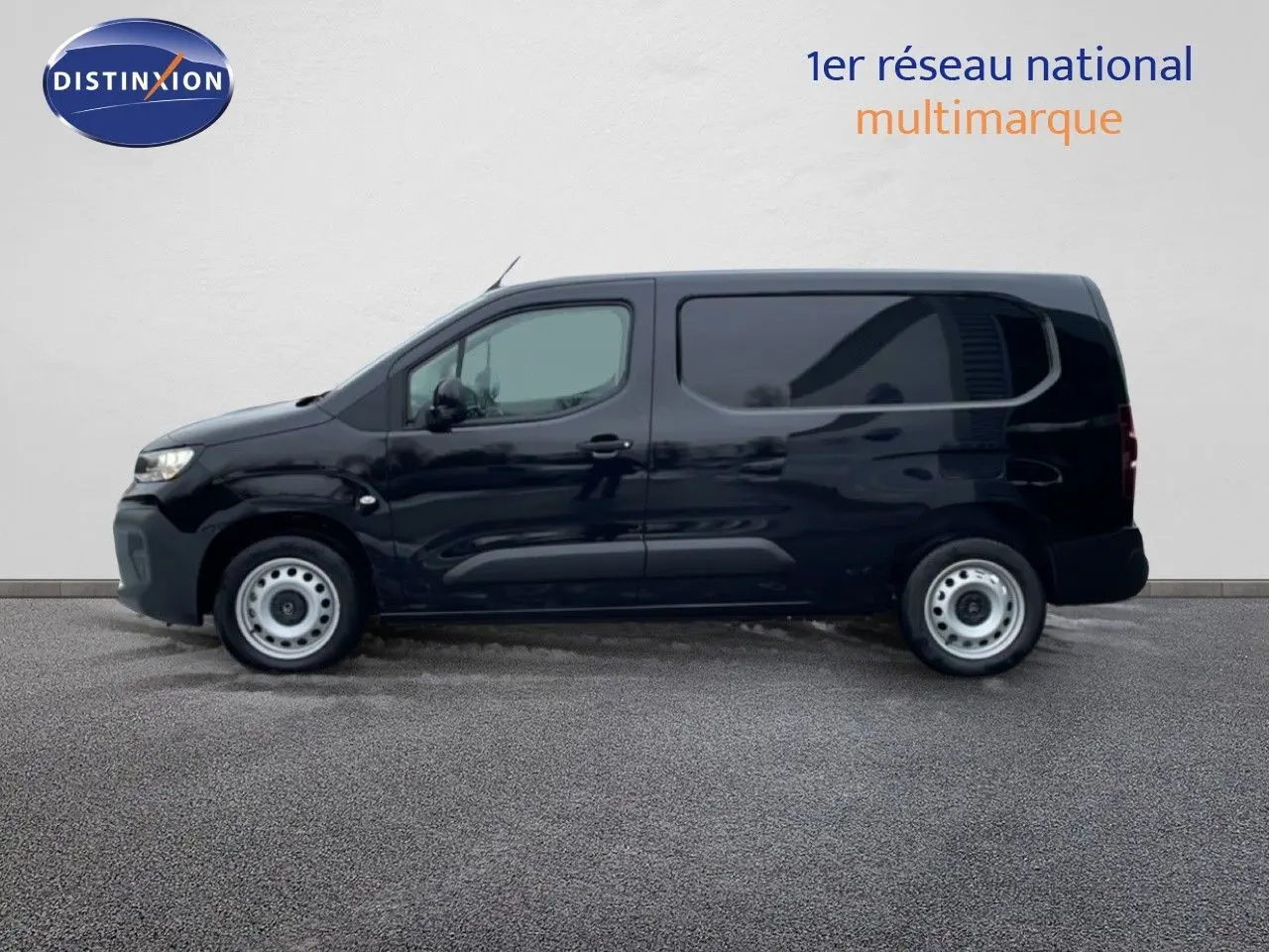 Profil droit du Citroën Berlingo Van XL noir Perla Metal, fourgon utilitaire avec vitres teintées arrière.