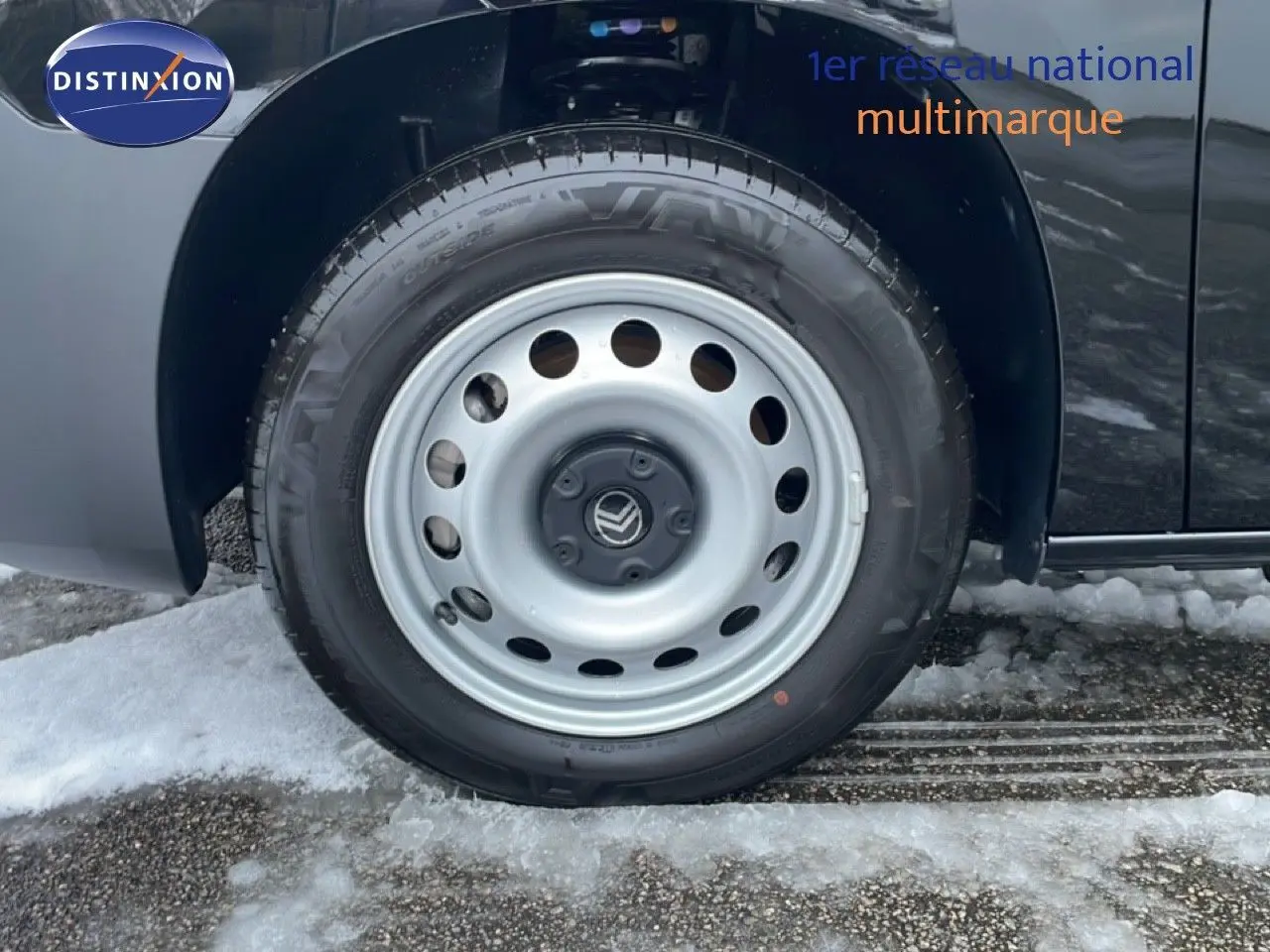 Gros plan sur la roue avant gauche acier gris du Citroën Berlingo Van XL noir Perla Metal, avec logo Citroën central.