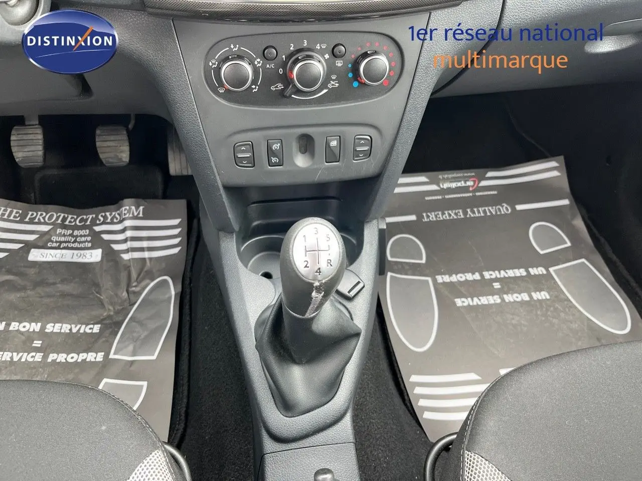 Vue intérieure centrée sur la console centrale et levier de vitesse manuel d'une Dacia Sandero Stepway gris foncé de 2016.
