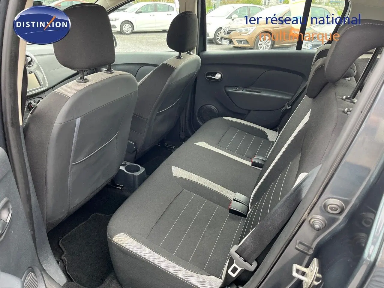 Vue intérieure arrière côté droit de la Dacia Sandero Stepway 2016 gris foncé, montrant les sièges arrière en tissu bicolore.