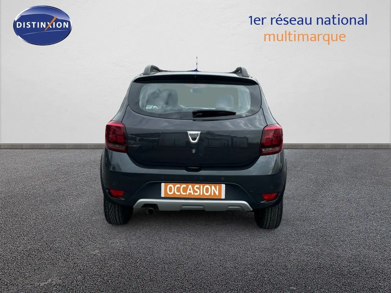 Vue arrière d'une Dacia Sandero Stepway gris foncé 2016 avec badge et plaque d'occasion visible.