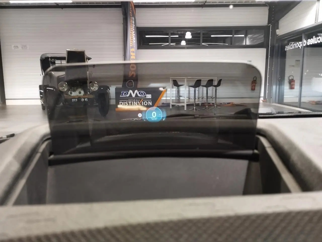 Vue intérieure du tableau de bord avec affichage tête haute numérique sur MINI Cabriolet noir 2025.