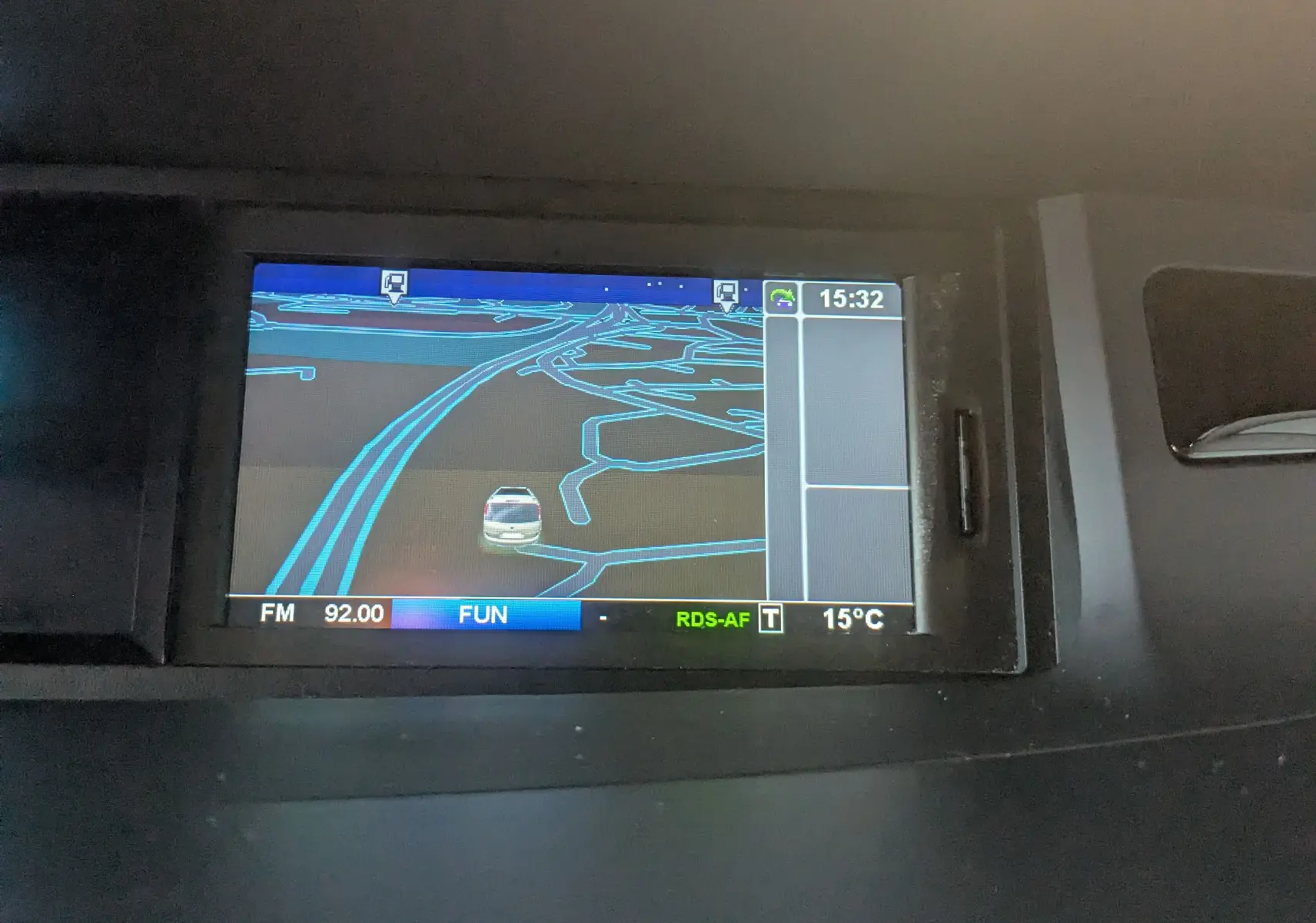 Écran GPS intégré montrant la carte de navigation du Renault Grand Espace IV gris clair, vue intérieure du tableau de bord.