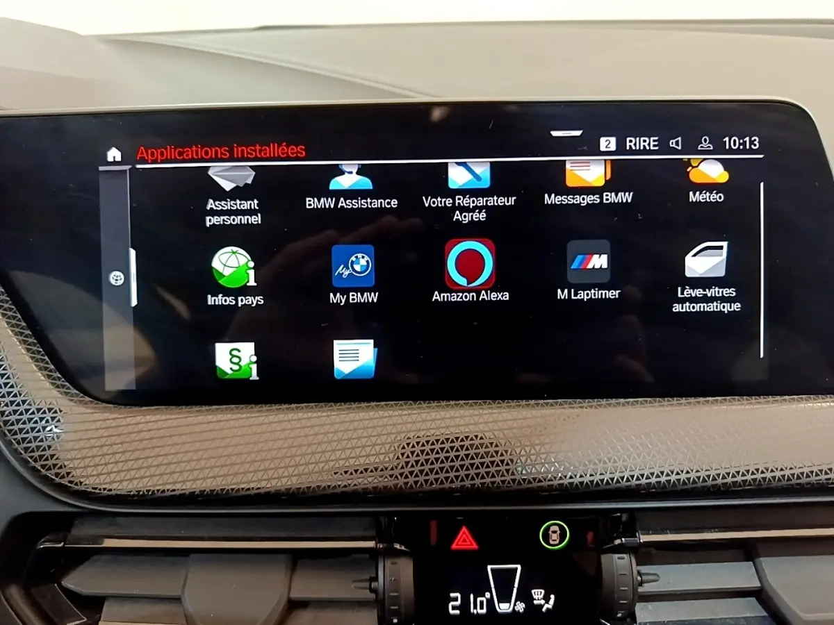 Écran tactile central de la BMW Série 1 118i Edition Sport 2023 affichant les applications installées.