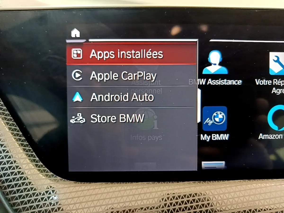 Écran tactile central de la BMW Série 1 118i Edition Sport 2023 affichant les options Apple CarPlay et Android Auto.