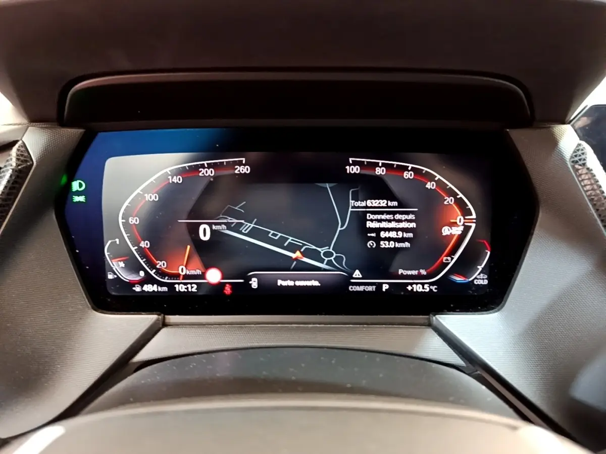 Tableau de bord numérique de BMW Série 1 118i Edition Sport affichant la navigation 3D et les données de conduite.