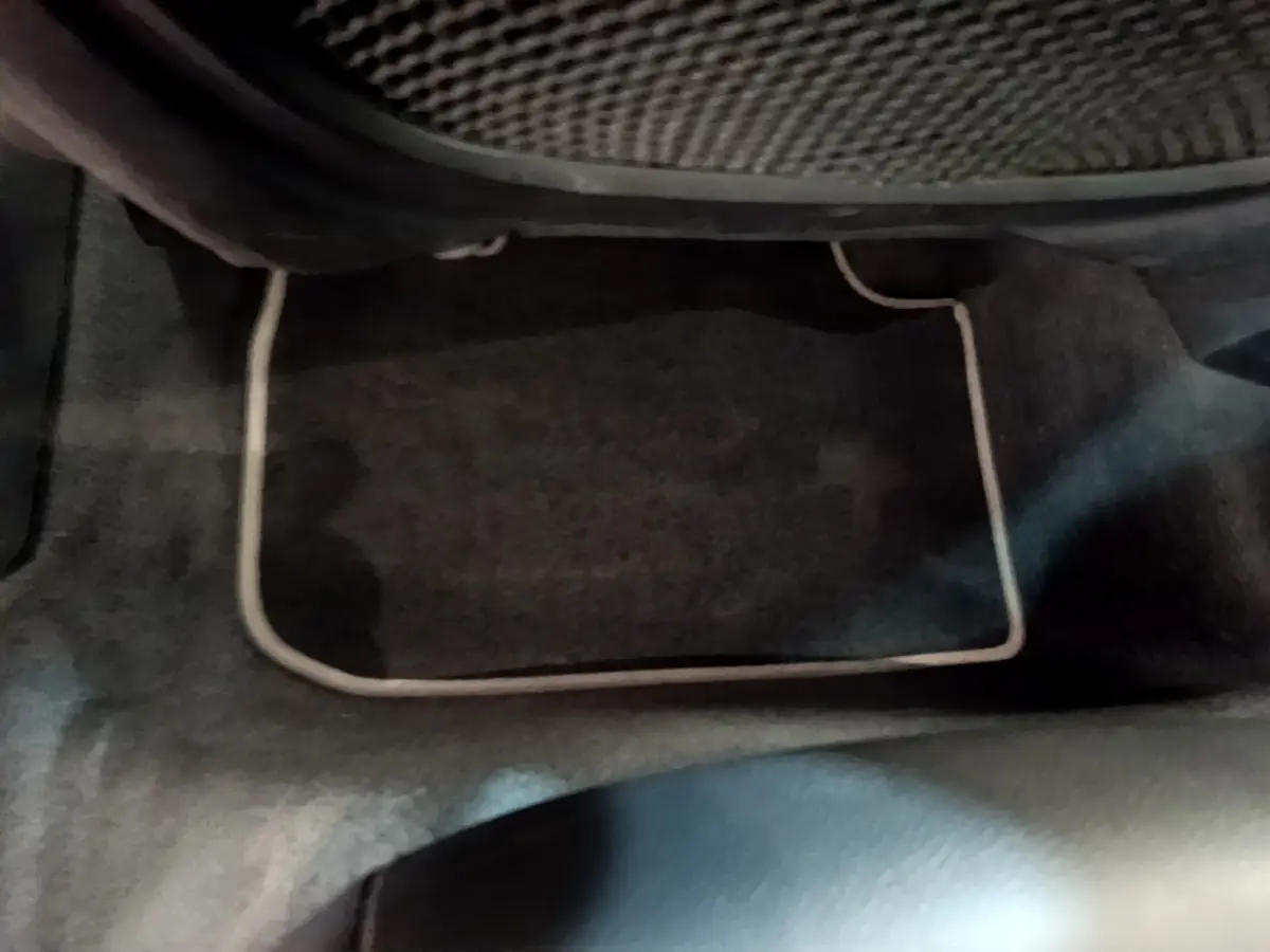 Tapis de sol noir avec bordure claire dans l'habitacle d'une BMW Série 1 118i Edition Sport 2023.