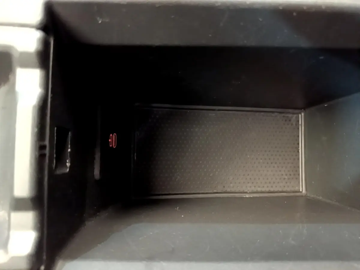 Gros plan sur le compartiment de rangement central intérieur de la BMW Série 1 118i Edition Sport, finition noire.