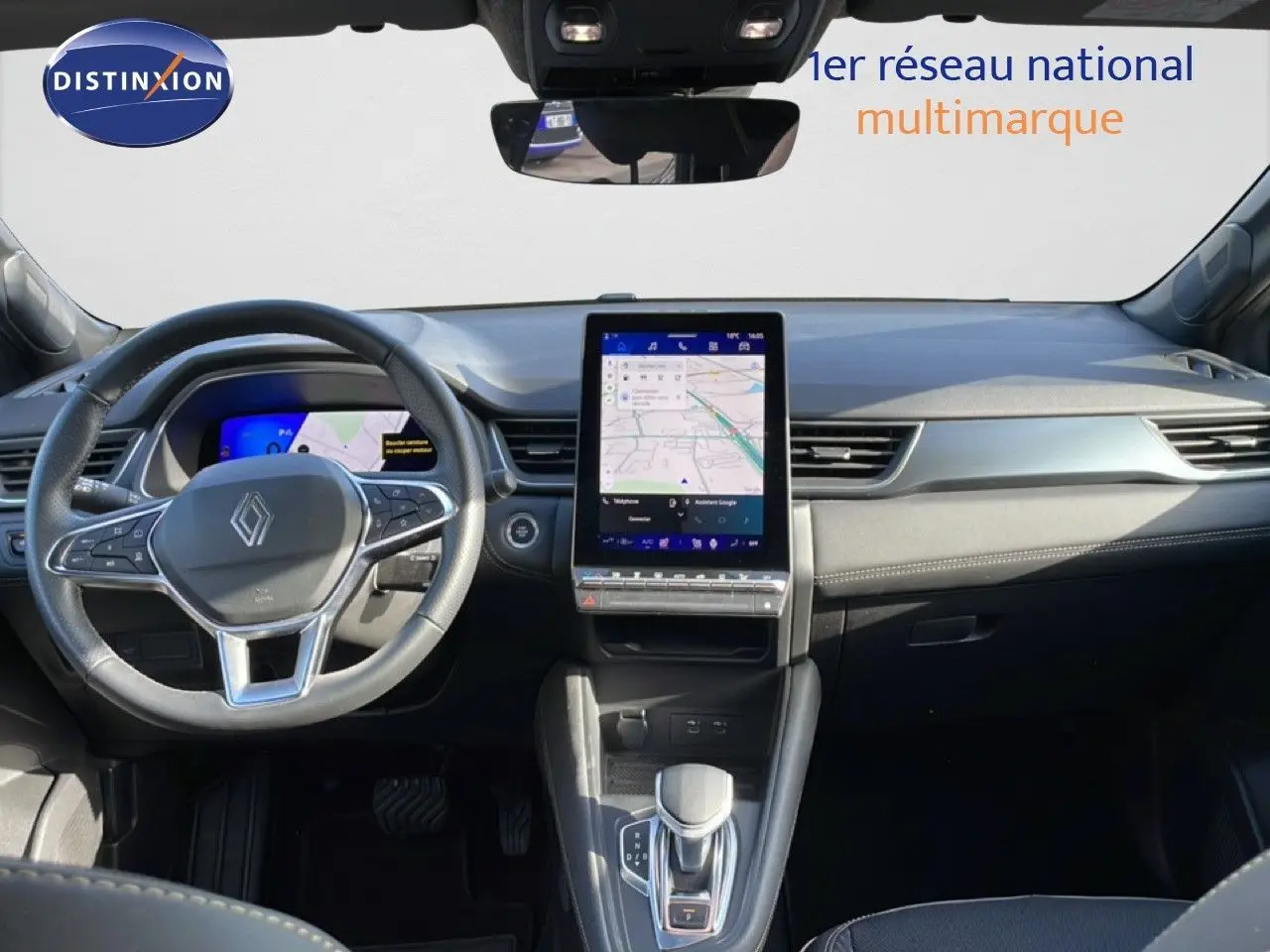 Vue intérieure avant du tableau de bord de la Renault Symbioz gris cassiopée, avec écran tactile central et volant multifonction.