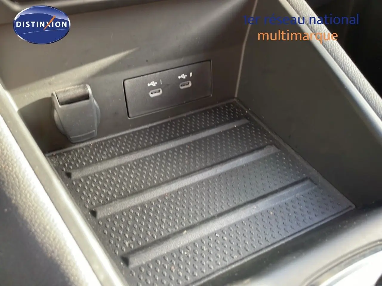 Gros plan sur la console centrale avec prises USB et prise 12V dans une Renault Symbioz 2025, intérieur noir.