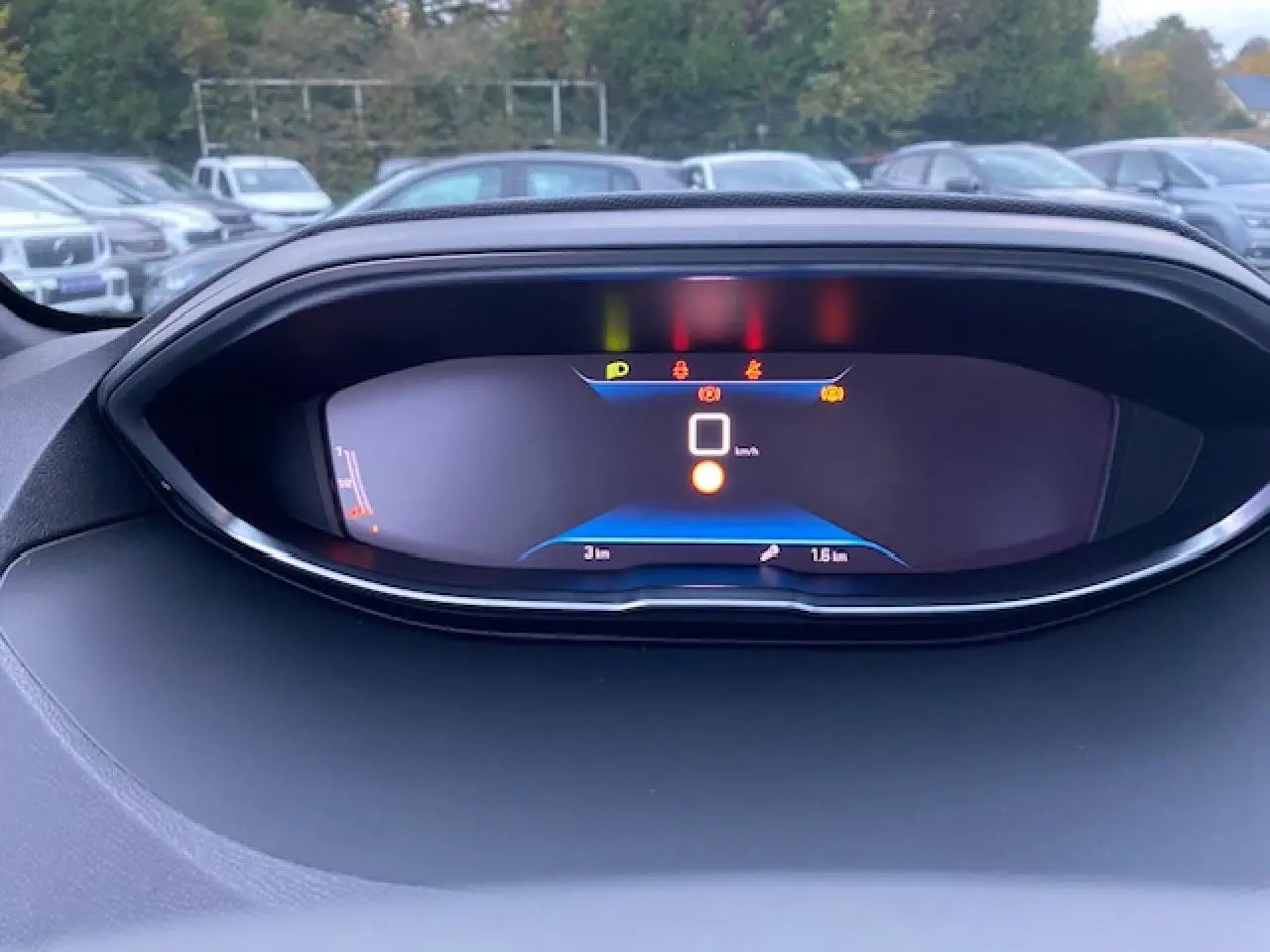 Tableau de bord numérique du Peugeot 5008 2023 affichant la vitesse à 0 km/h et plusieurs voyants d'alerte allumés.