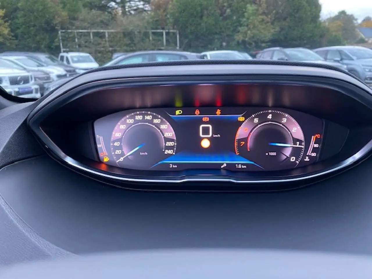 Vue rapprochée du tableau de bord numérique du Peugeot 5008 2023, affichant la vitesse et le compte-tours.