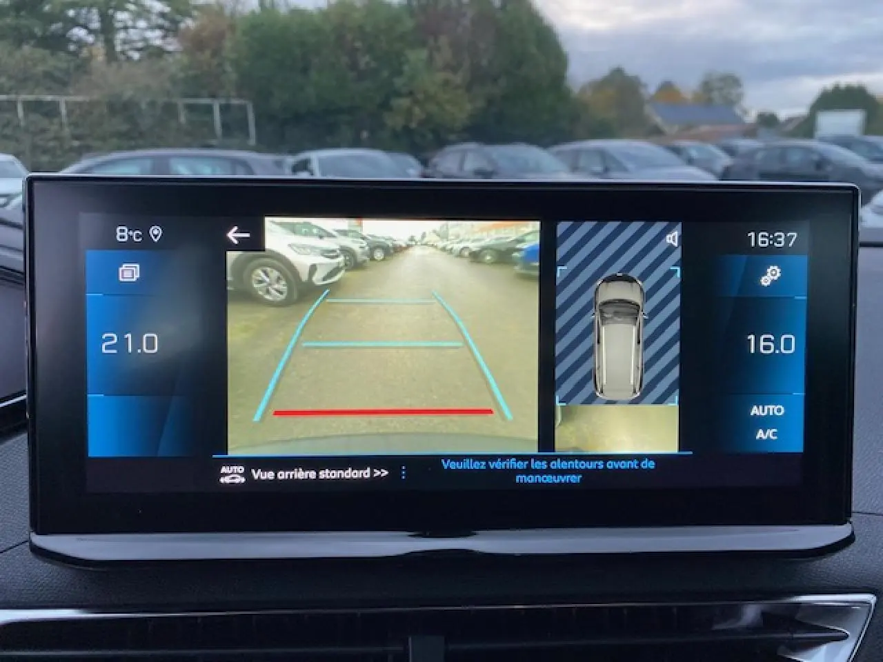 Écran tactile intérieur du Peugeot 5008 noir 2023 montrant la caméra de recul et l'affichage de la vue 360° du véhicule.