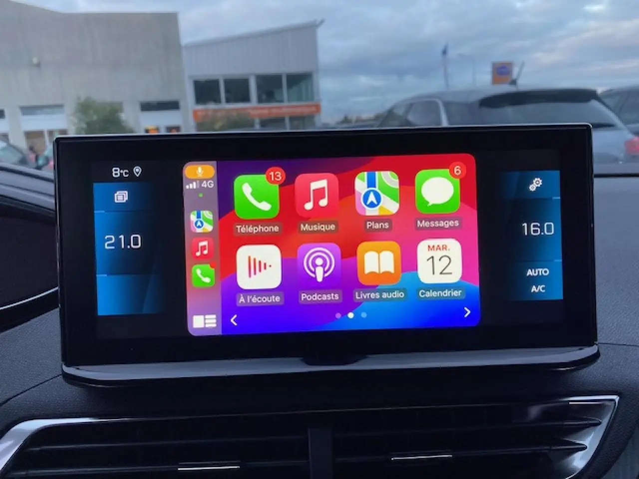 Écran tactile central du Peugeot 5008 2023 affichant Apple Carplay avec commandes climatisation visibles.