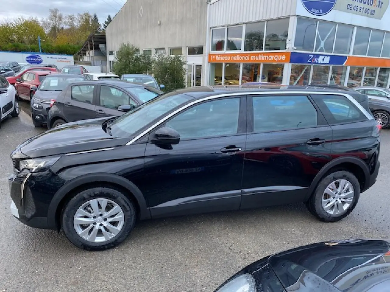 Peugeot 5008 noir vue de profil côté gauche, avec jantes alliage 16 pouces et carrosserie métallisée.