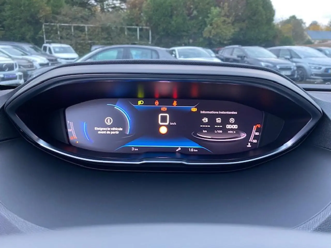 Vue rapprochée du tableau de bord numérique du Peugeot 5008 noir 2023 affichant les informations instantanées et alertes.