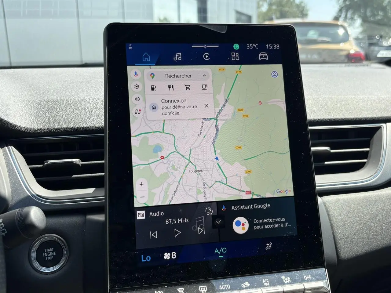 Écran tactile central affichant la navigation Google Maps dans l’habitacle d’une Renault Symbioz 2025.
