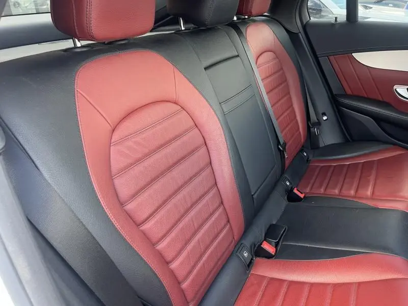Vue intérieure des sièges arrière en cuir bicolore rouge et noir du Mercedes GLC Coupé 220 d Fascination 2016.