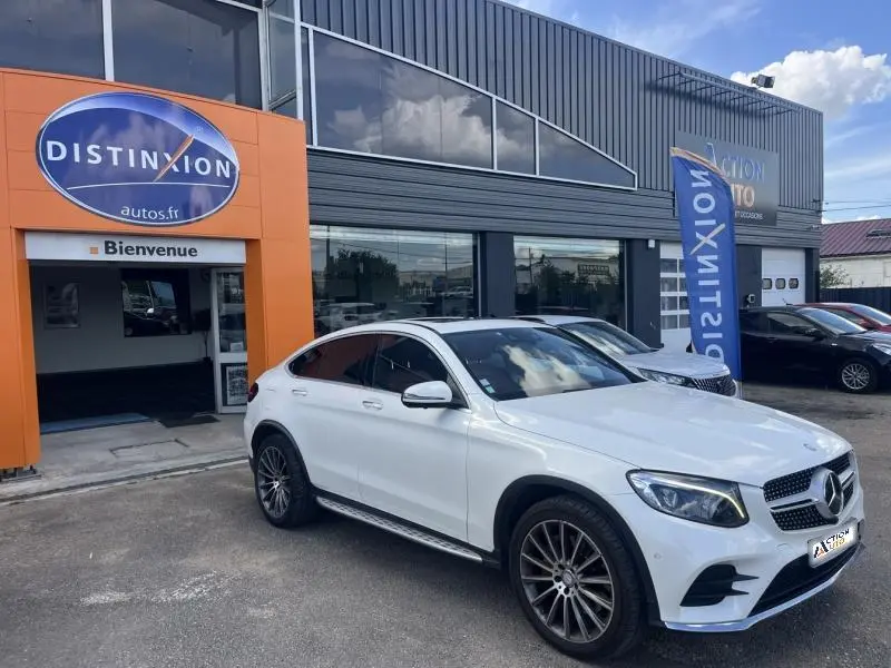 Mercedes GLC Coupé blanc diamant brillant designo, vue 3/4 avant droit avec jantes AMG multibranches bicolores.