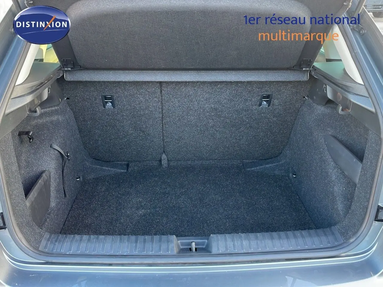 Coffre ouvert d'un Skoda Kamiq gris graphite métal, montrant l'espace de chargement intérieur propre et spacieux.