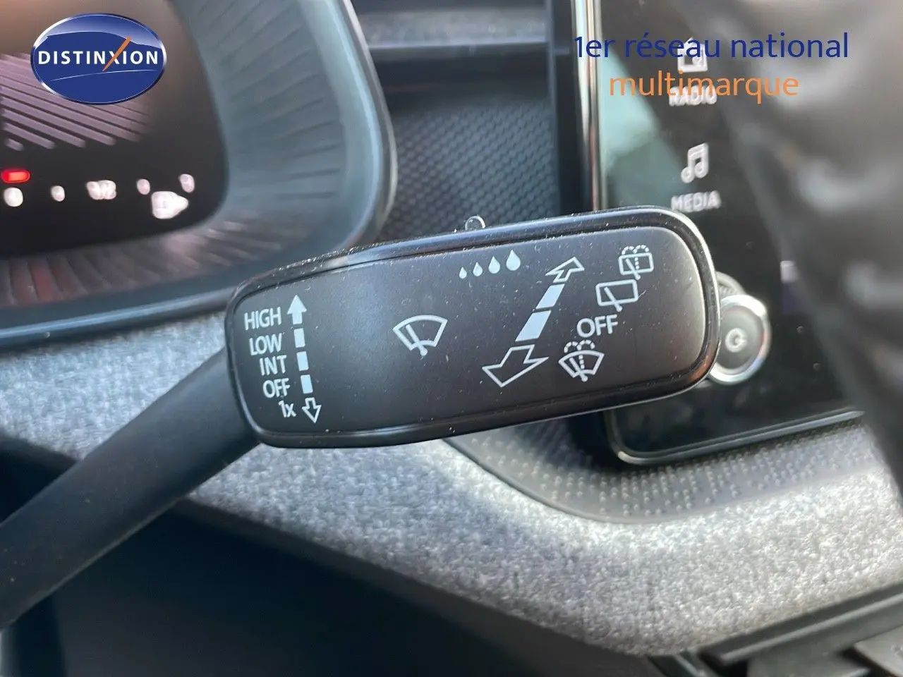 Le commodo d'essuie-glace en gros plan dans l'habitacle gris d'une Skoda Kamiq 2024.