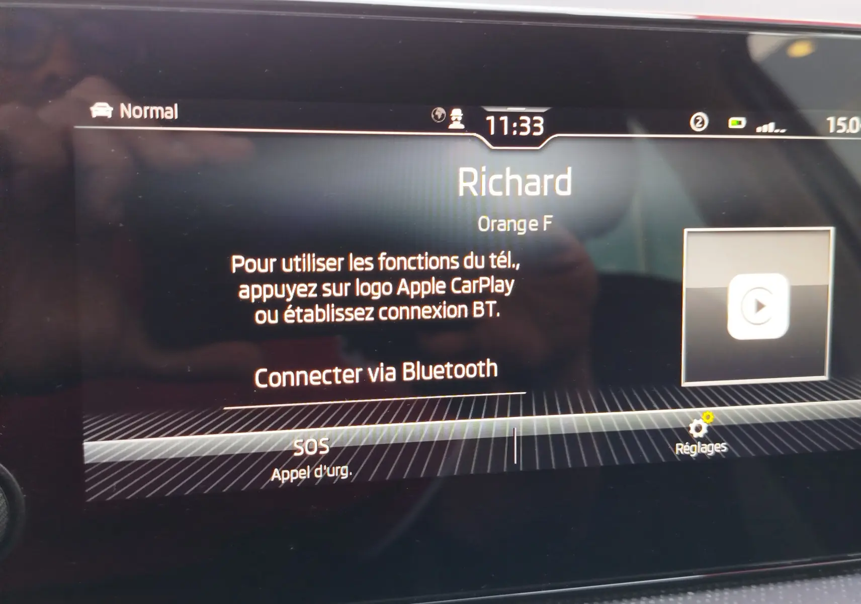 Écran central du Skoda Kamiq 2024 affichant les options de connexion Bluetooth et Apple CarPlay.