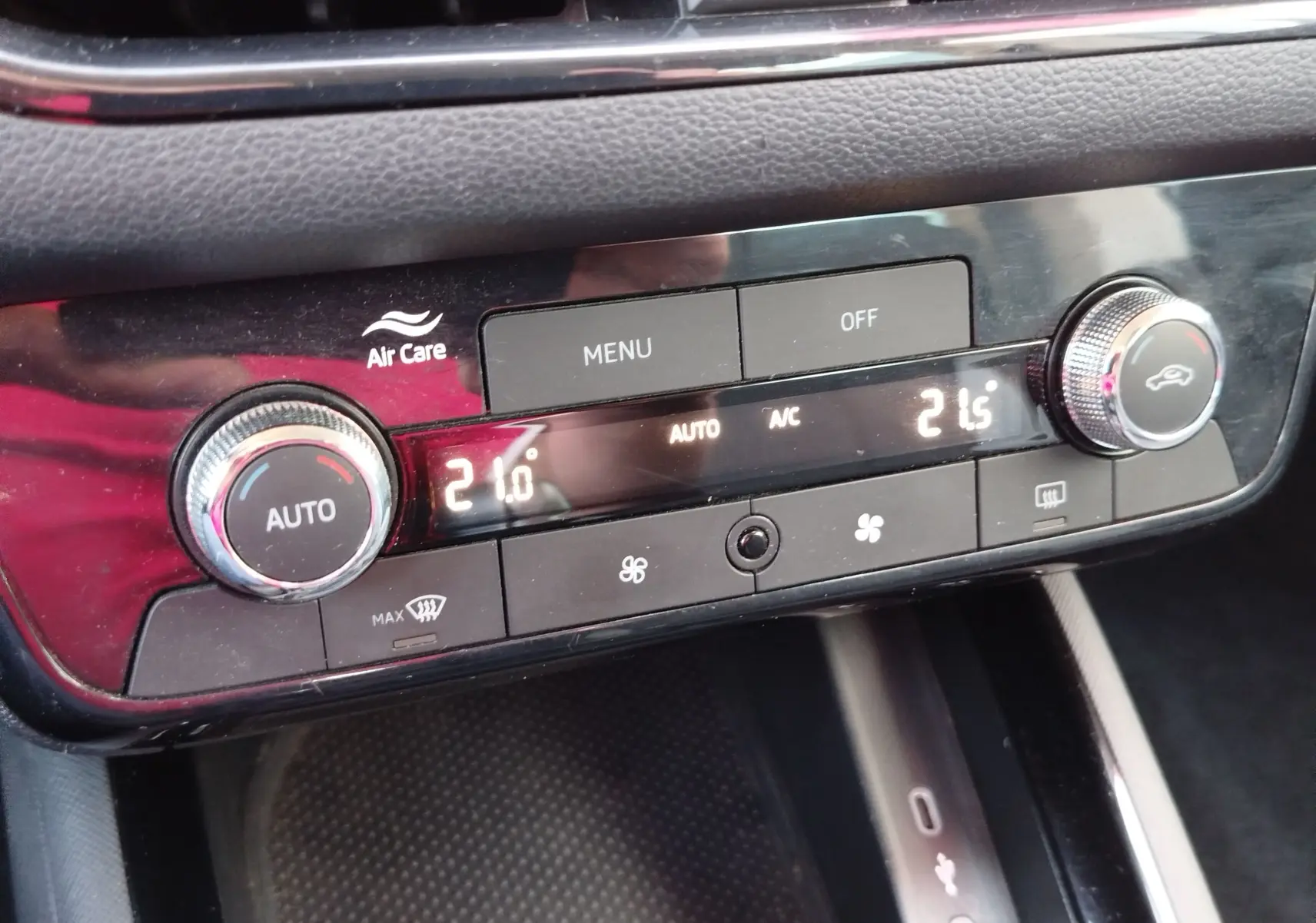 Vue rapprochée de la console de climatisation automatique du Skoda Kamiq 2024 avec affichage digital et boutons rotatifs.