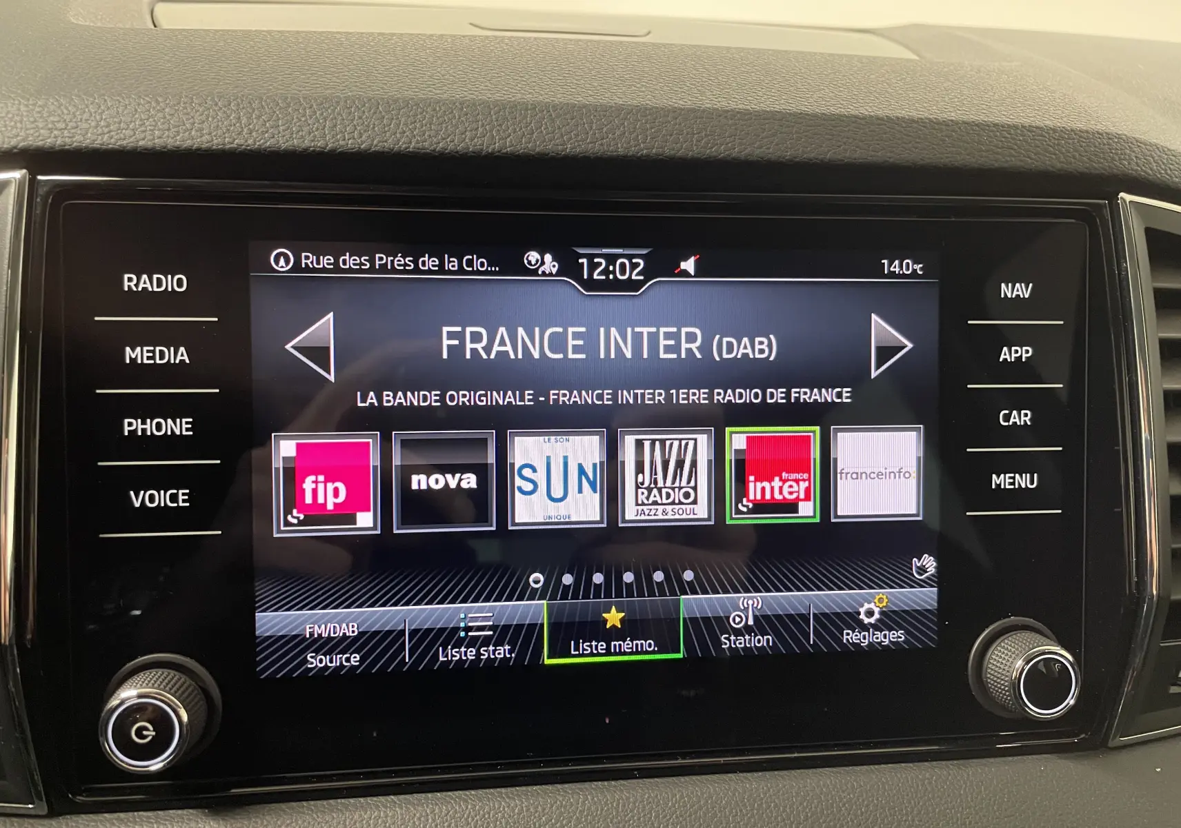 Écran tactile central du Skoda Karoq 2023 affichant les stations radio numériques avec interface claire et boutons latéraux.