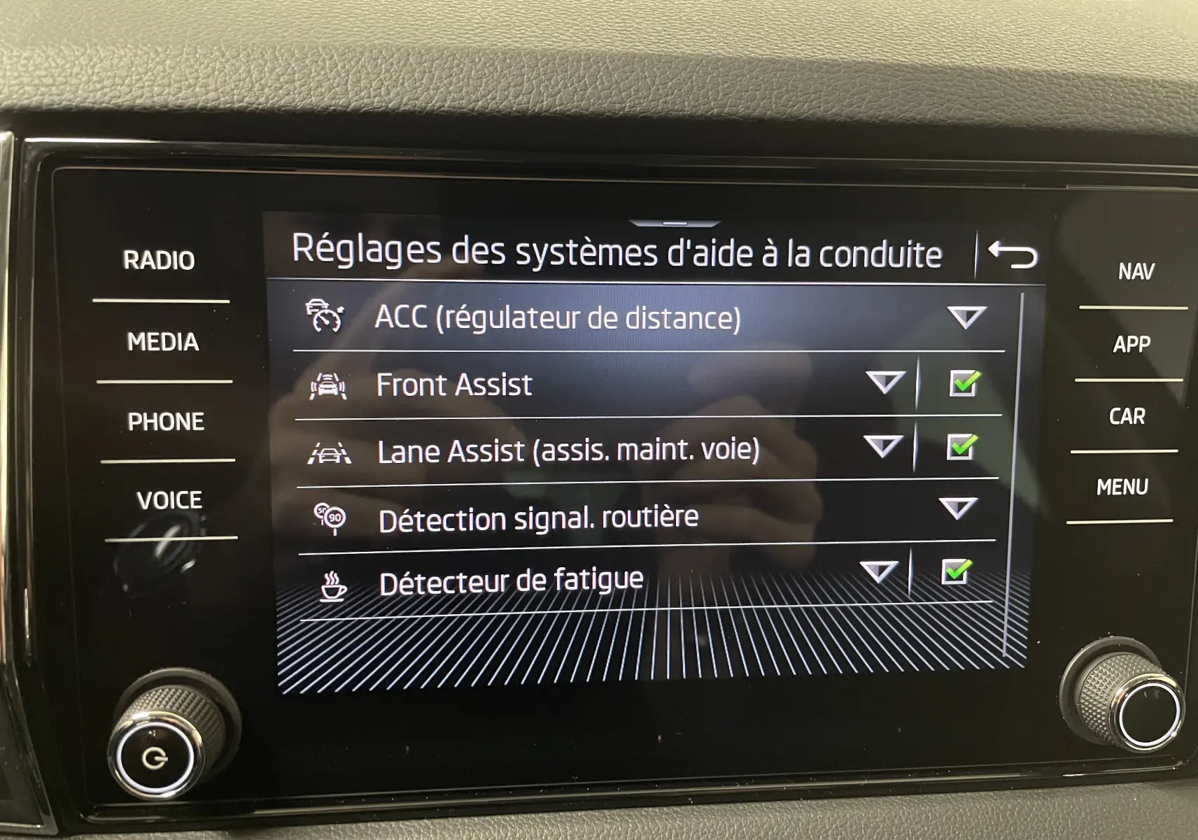 Écran tactile du système d'aide à la conduite du Skoda Karoq 2023, affichant les réglages d'assistance active.