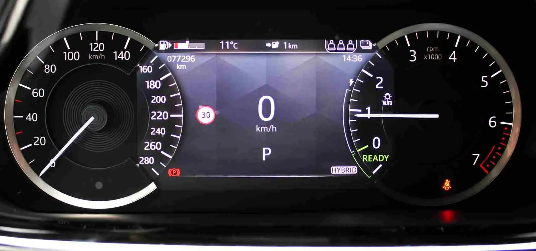 Tableau de bord numérique du Range Rover Evoque hybride 2023 affichant vitesse, régime moteur et autonomie.