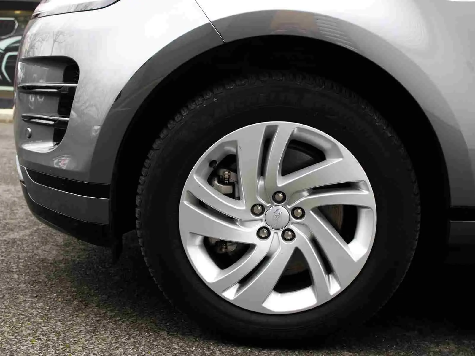 Gros plan sur la roue avant droite gris métal du Range Rover Evoque 2023, mettant en valeur la jante alliage distinctive.