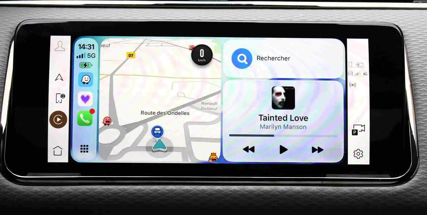 Écran tactile central du Range Rover Evoque 2023 gris métal, affichant navigation et lecteur multimédia.