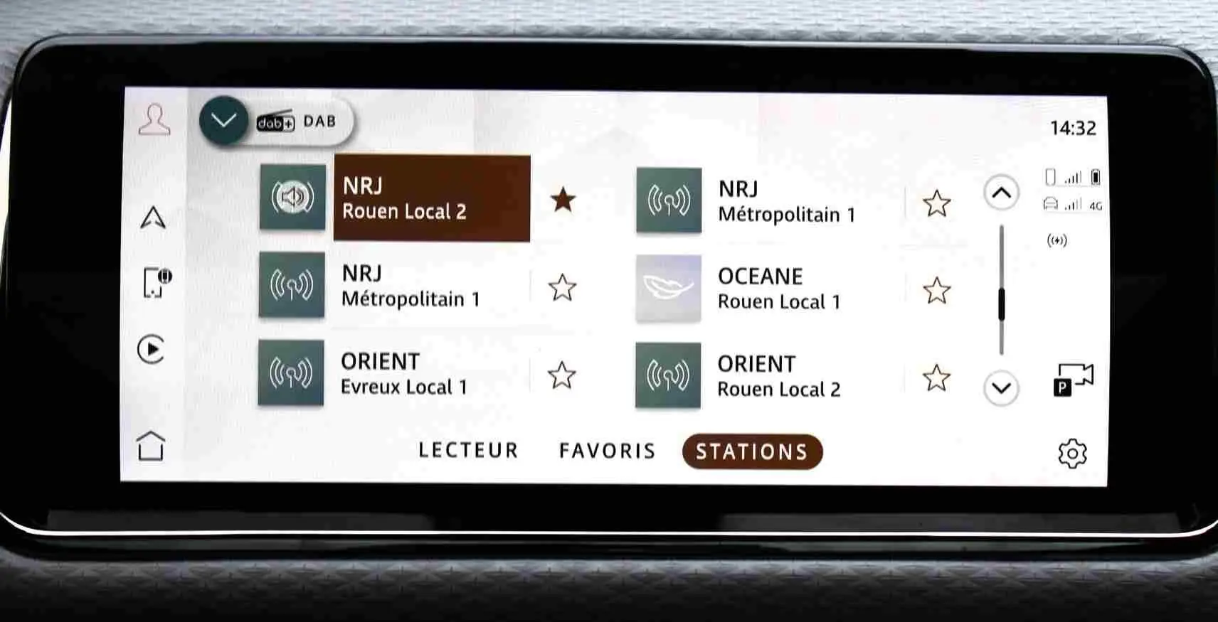 Écran tactile central du Range Rover Evoque 2023 affichant la liste des stations radio DAB, interface claire et moderne.