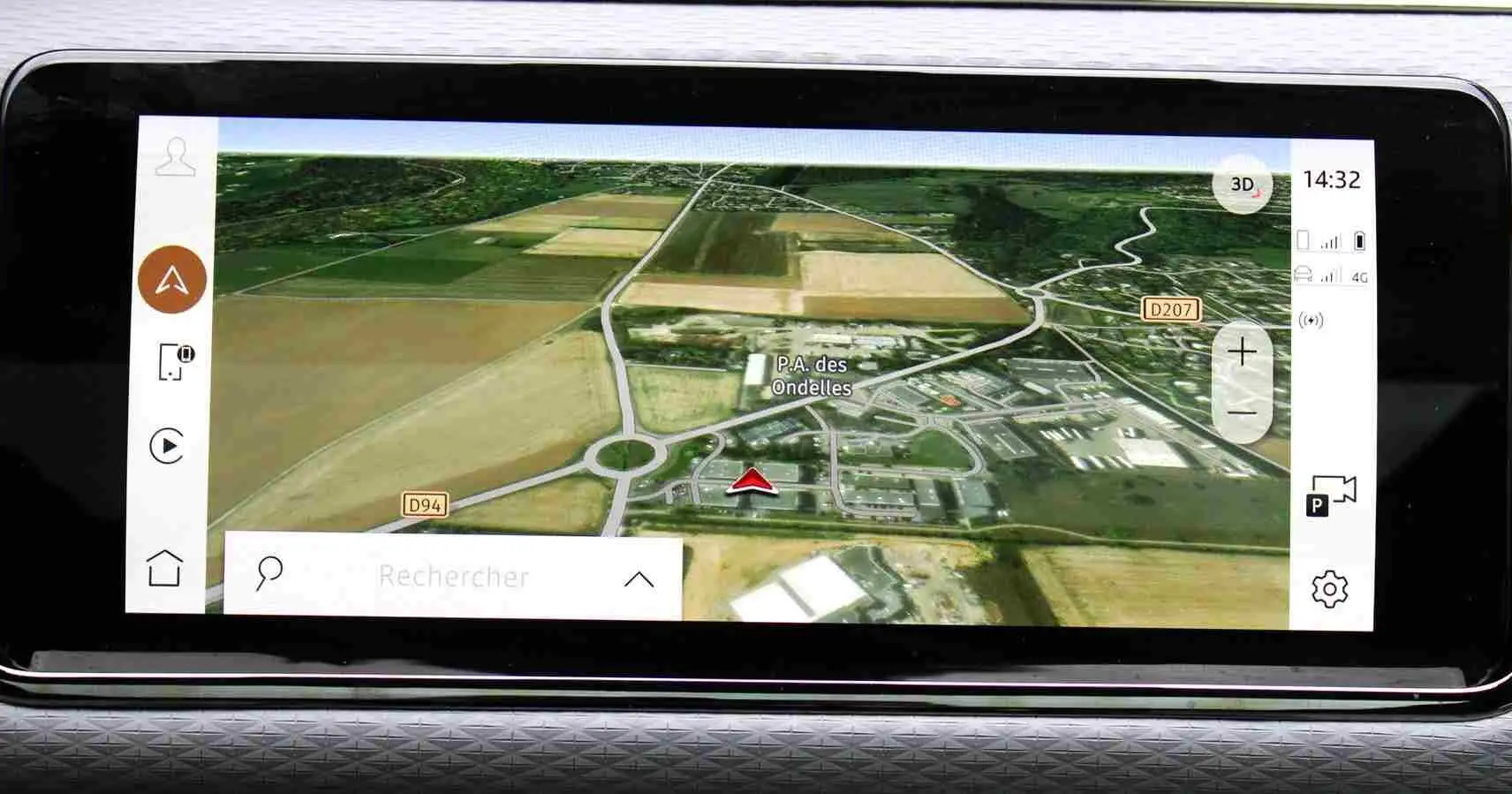 Écran tactile intérieur du Range Rover Evoque 2023 montrant la navigation 3D avec carte détaillée en couleur.