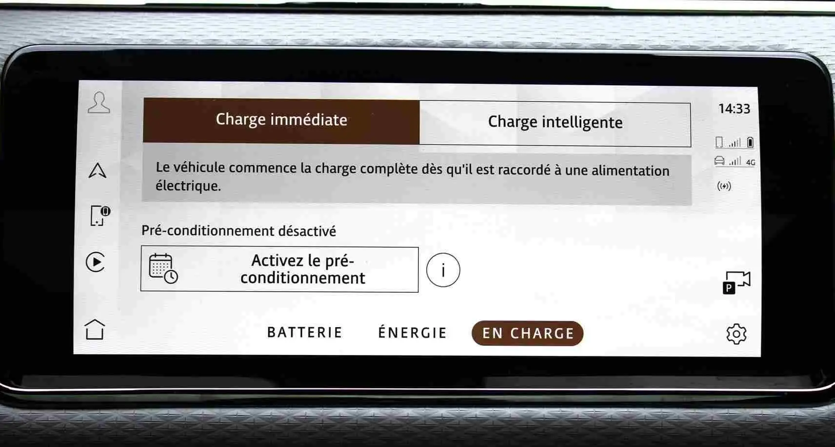 Écran tactile intérieur du Range Rover Evoque 2023 montrant le menu de charge de la batterie en mode hybride rechargeable.