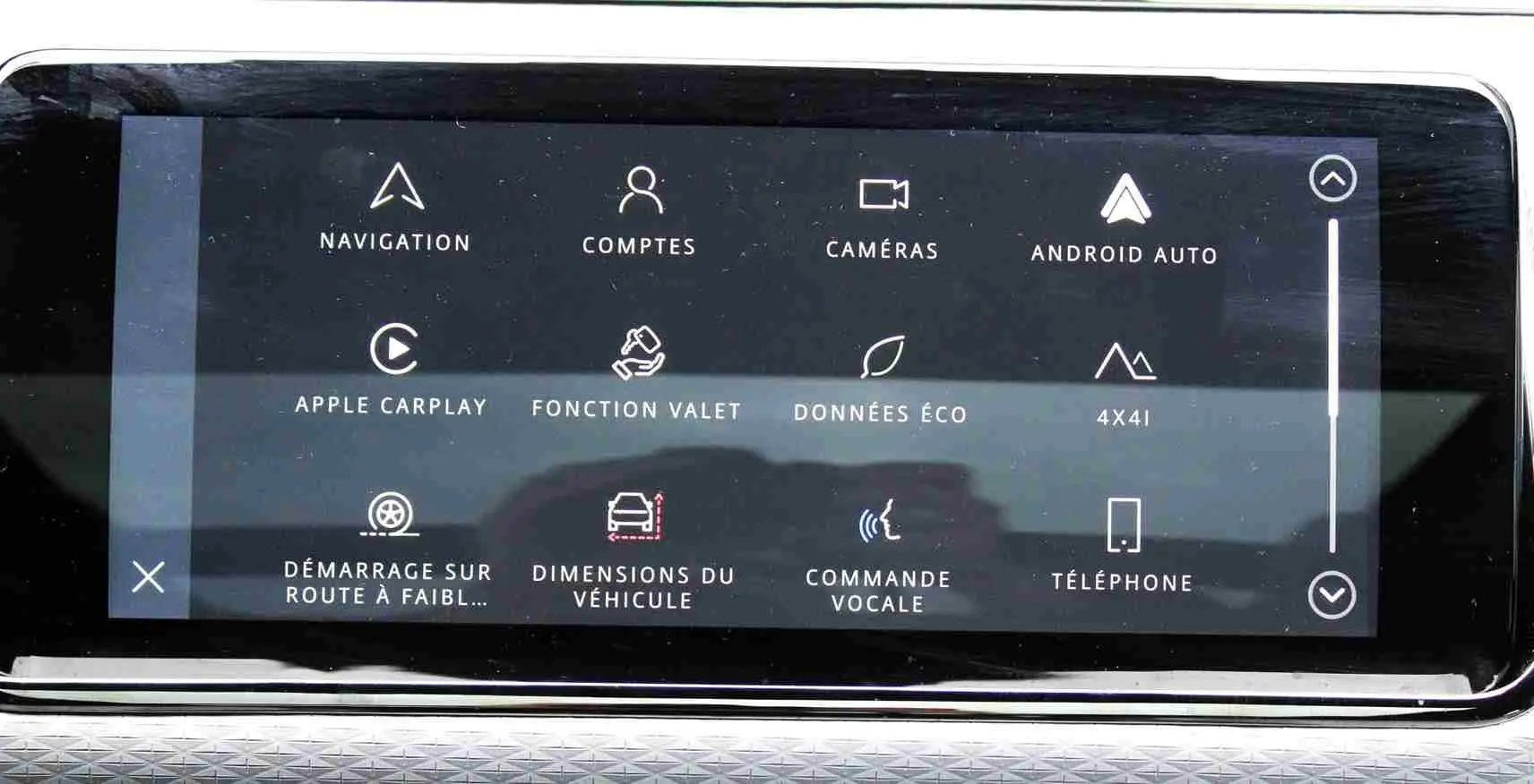 Écran tactile central du Range Rover Evoque 2023 gris métal, affichant les options de navigation et connectivité.
