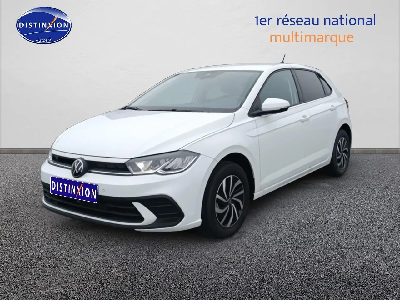 Volkswagen Polo blanc pur vue 3/4 avant droit avec jantes alliage et calandre noire chromée.