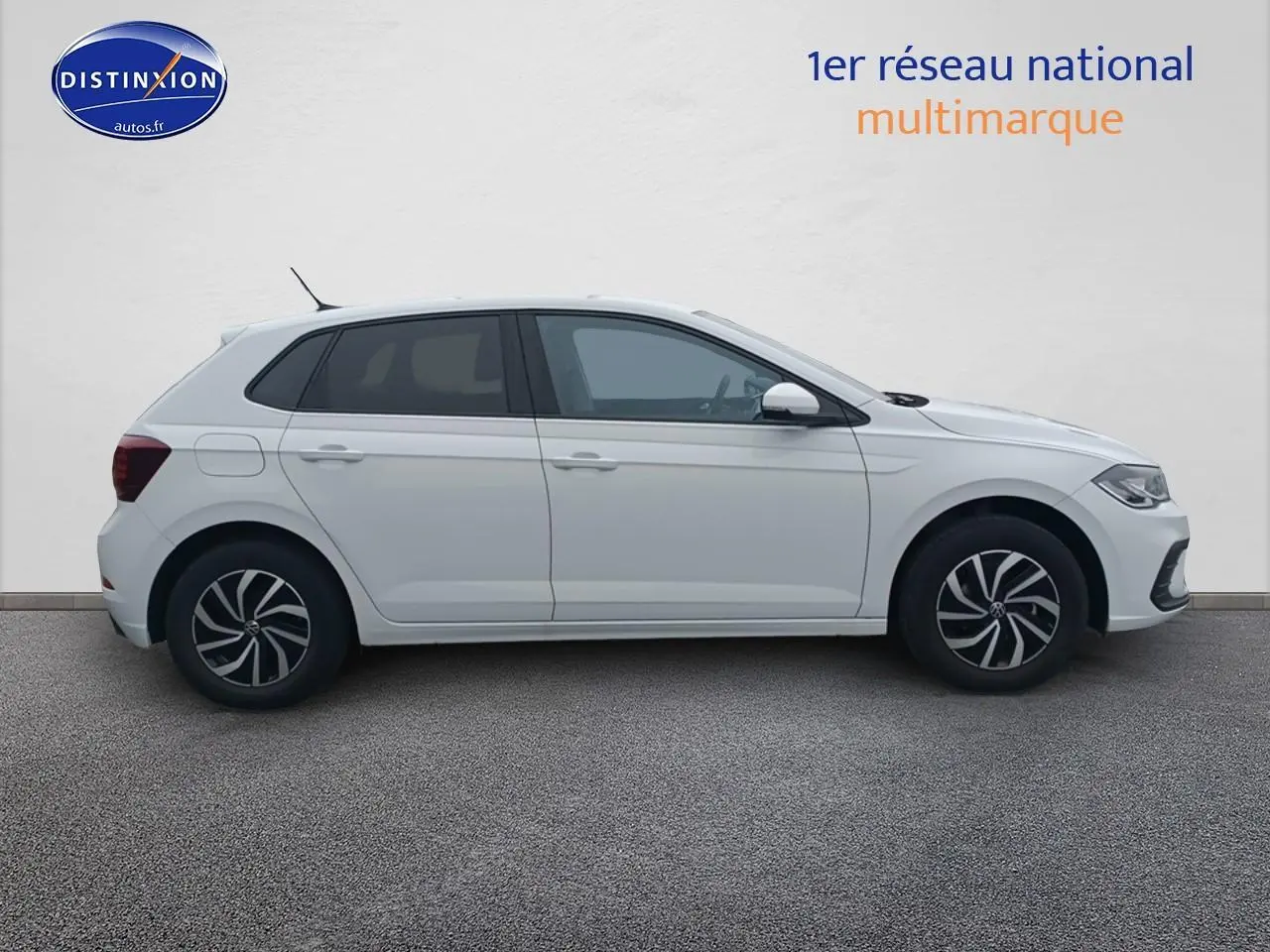 Profil droit d'une Volkswagen Polo blanche 2025 avec jantes alliage et rétroviseurs couleur carrosserie.