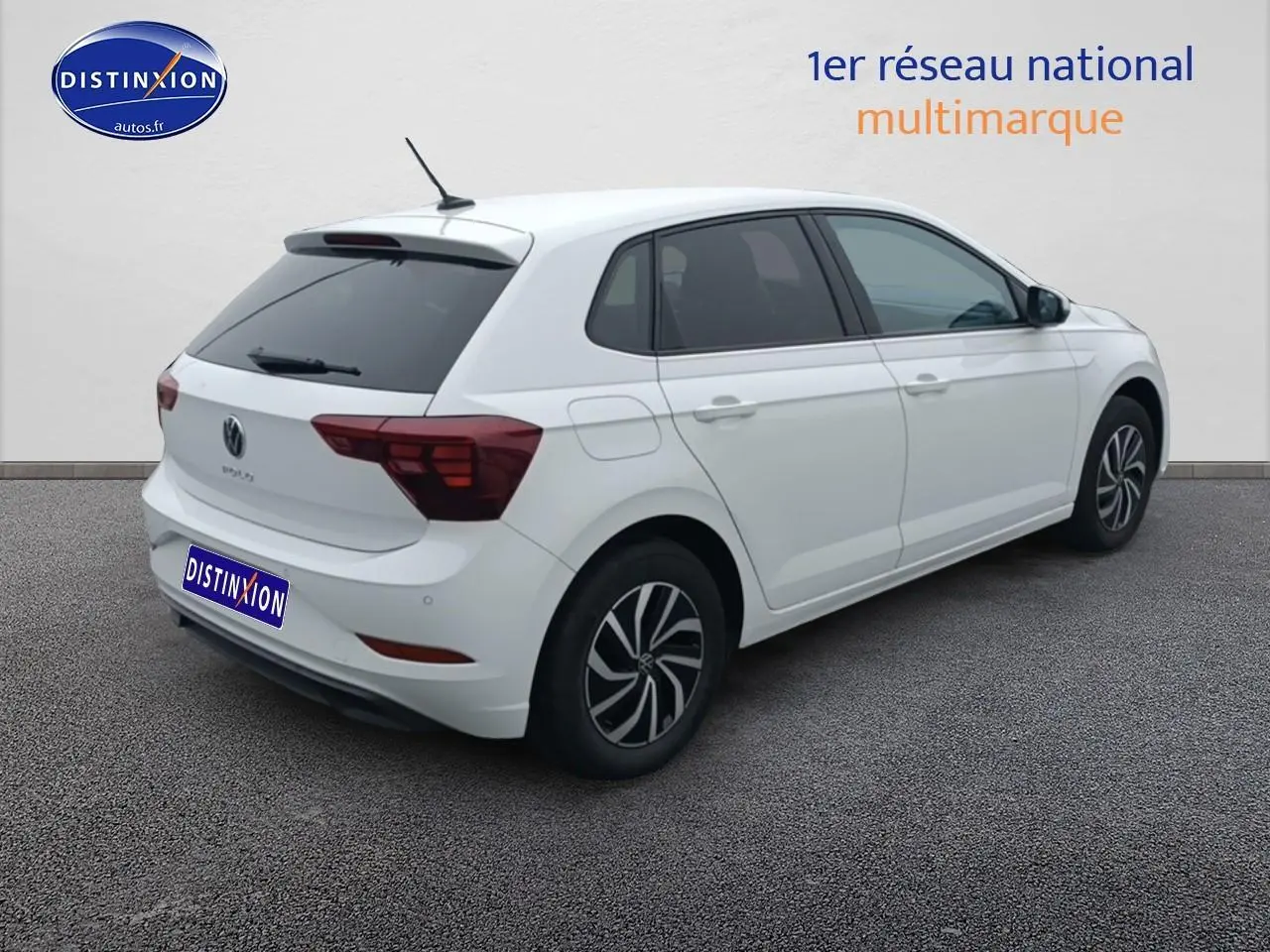 Volkswagen Polo blanc pur vue 3/4 arrière droit avec jantes alliage et vitres surteintées.