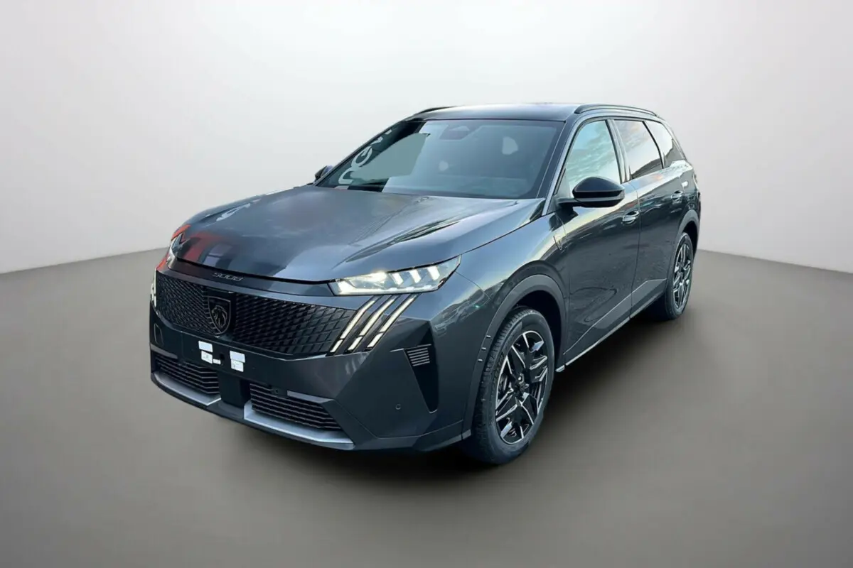 Peugeot 5008 Hybrid gris titane avec toit noir, vue 3/4 avant mettant en valeur ses phares LED et jantes alu.
