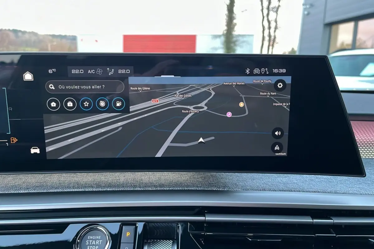 Écran tactile central du tableau de bord du Peugeot 5008 Hybrid 2025 affichant la navigation GPS en mode nuit.