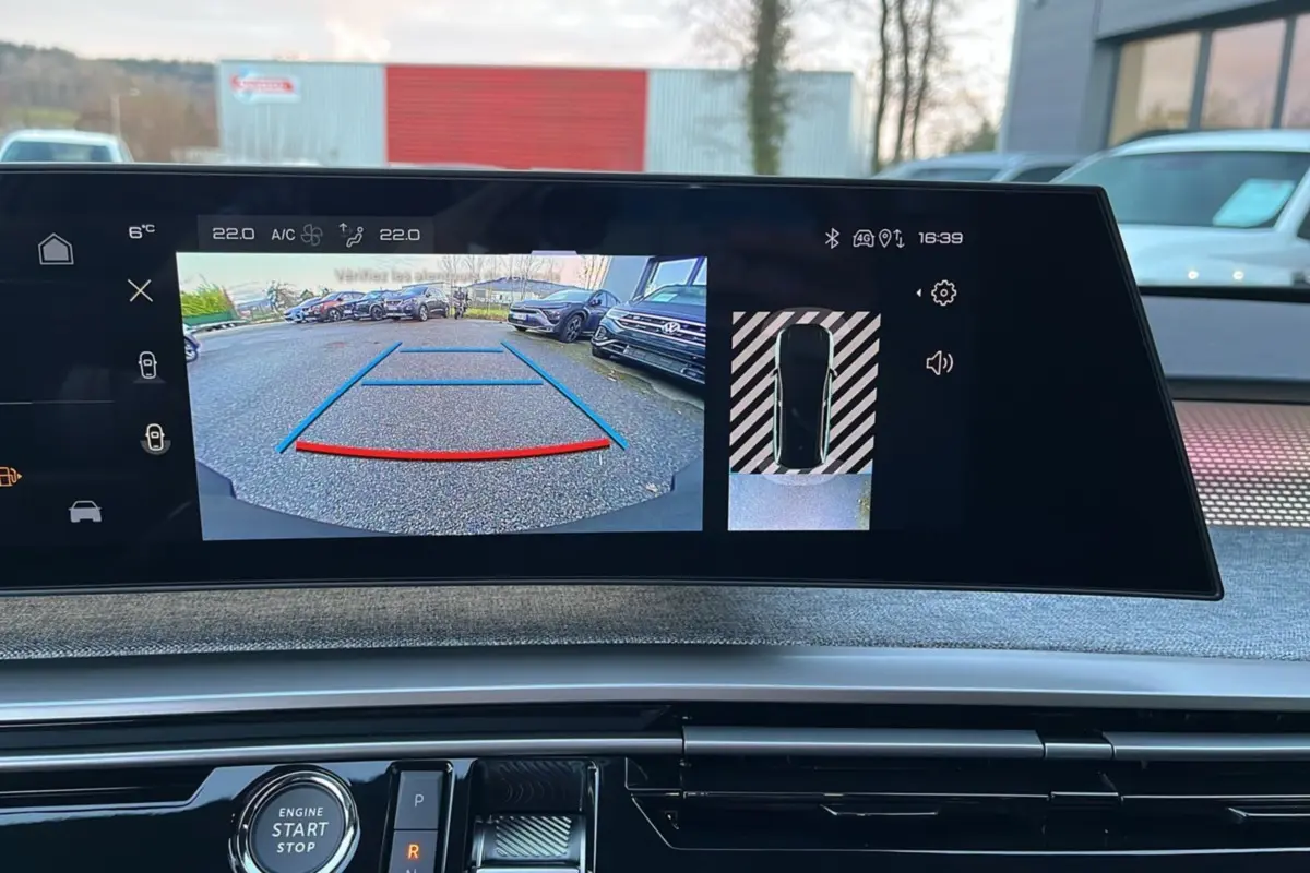 Vue intérieure sur l’écran central affichant la caméra de recul du Peugeot 5008 gris titane toit noir.