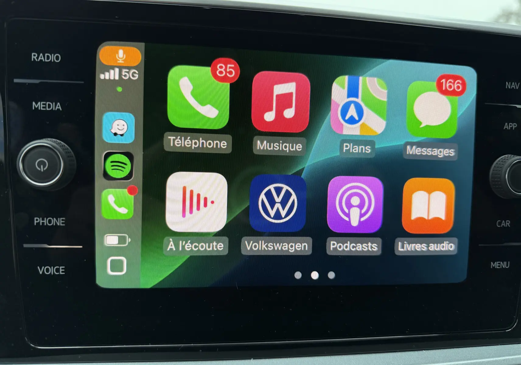 Écran tactile central du Volkswagen T-Roc 2025 affichant les applications connectées avec interface Apple CarPlay.