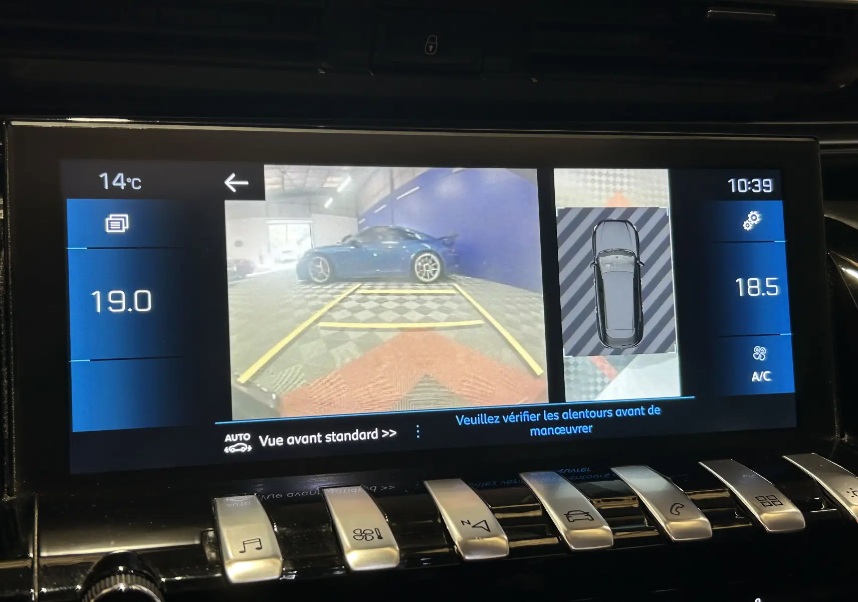 Écran tactile intérieur montrant la caméra 360° avec vue avant et plan du véhicule en gris Platinium.