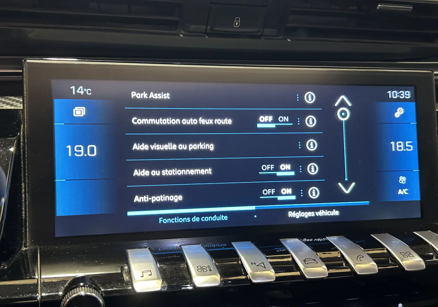 Écran tactile intérieur du Peugeot 508 SW affichant les réglages d’aide au stationnement et climatisation.