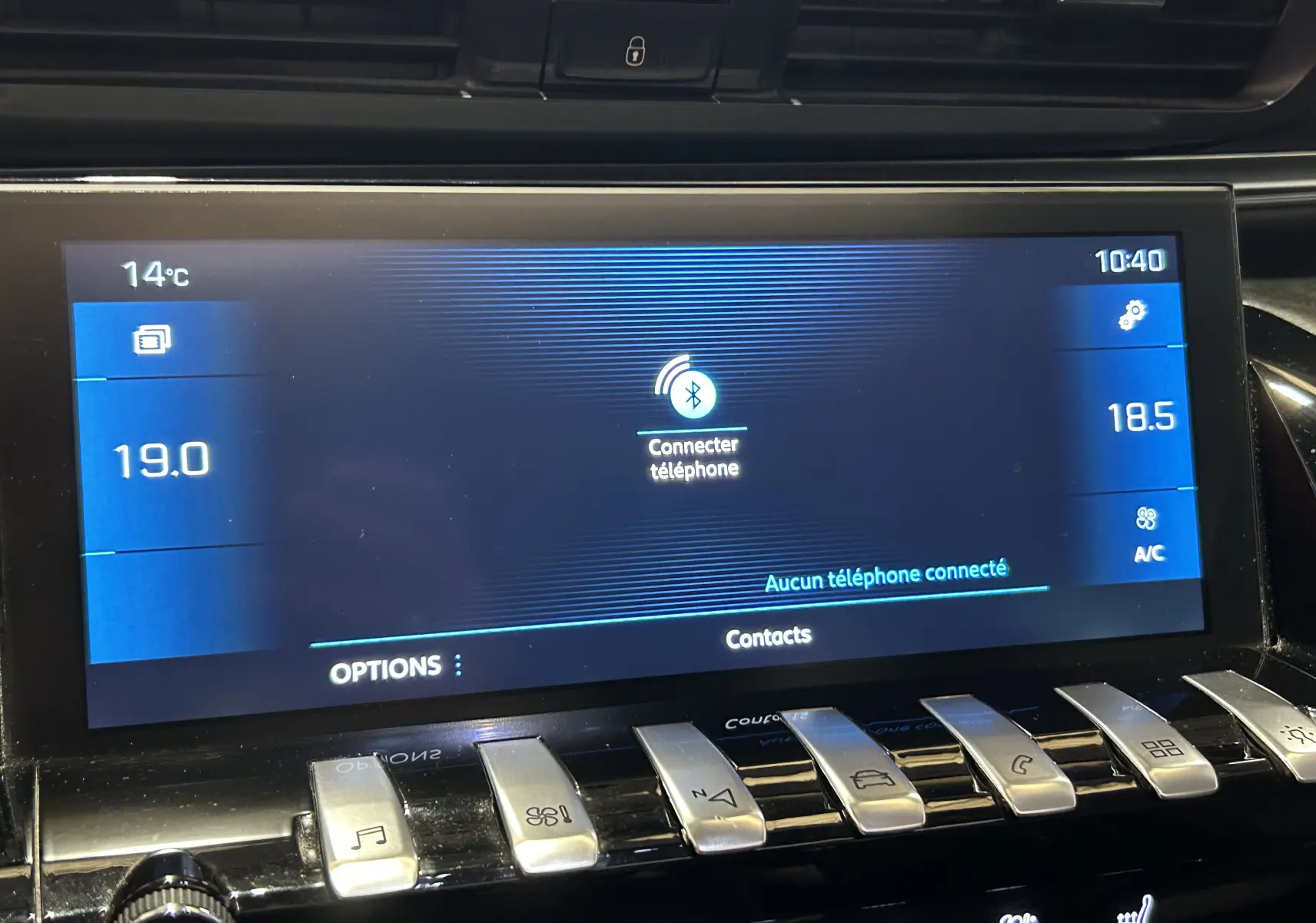 Écran tactile central de la Peugeot 508 SW gris Platinium, affichant la connexion Bluetooth et la climatisation.