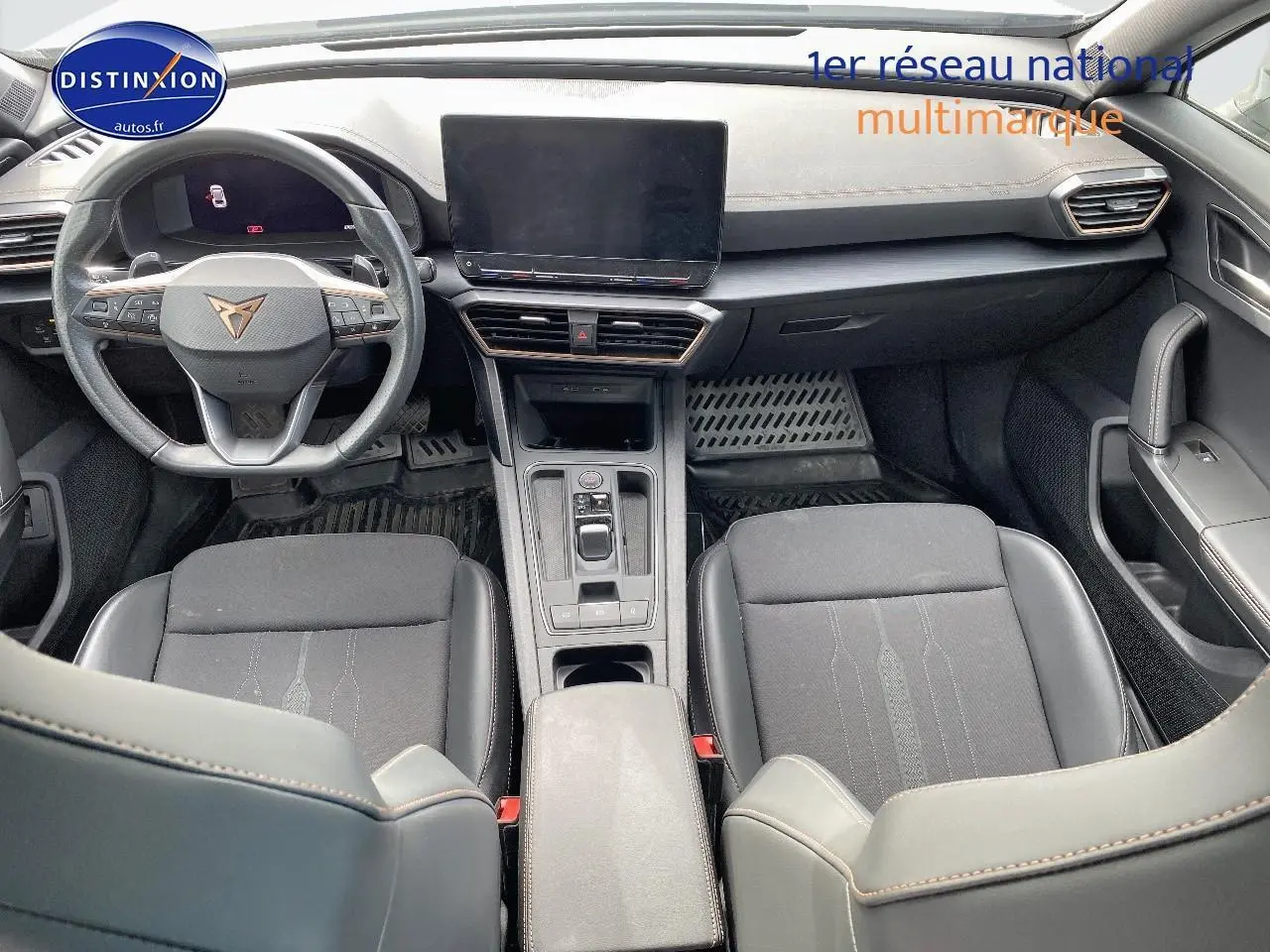 Vue intérieure avant du CUPRA Formentor 2.0 TSI 190 blanc, avec tableau de bord moderne et sièges noirs sport.