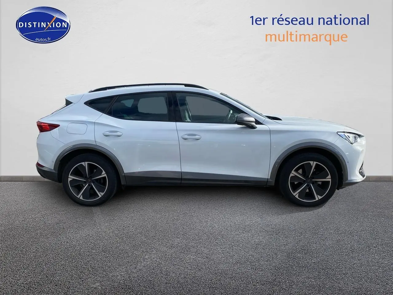 Profil droit d’un SUV CUPRA Formentor blanc 2023 avec jantes alliage noires et toit ouvrant.